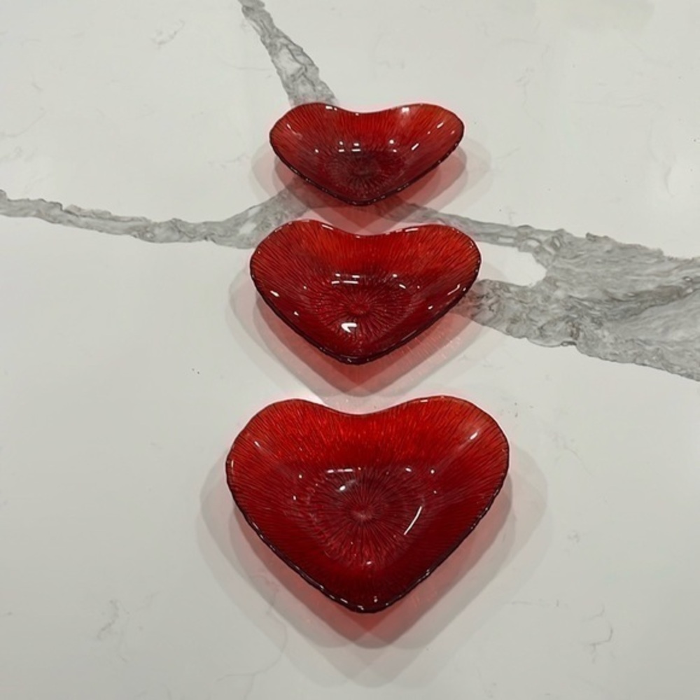 Set of 3 heart glass bowls super cute excellent condition‎